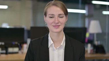 El sallayan Güzel Genç İş kadınının Portresi