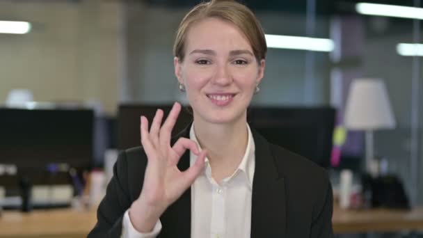 Portrait de belle jeune femme d'affaires faisant du chat vidéo — Video