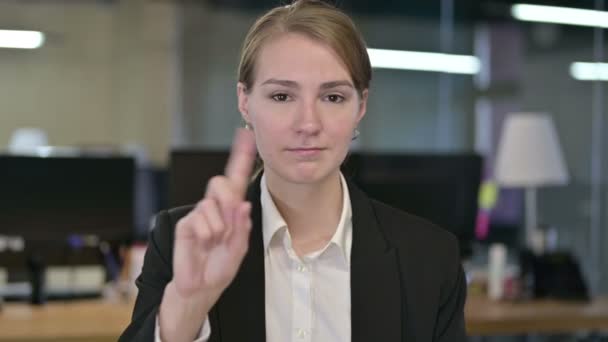 Retrato de la atractiva joven empresaria diciendo no por dedo — Vídeos de Stock