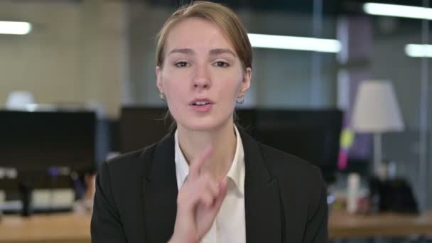 Portret młodej bizneswoman kładącej palec na ustach — Wideo stockowe