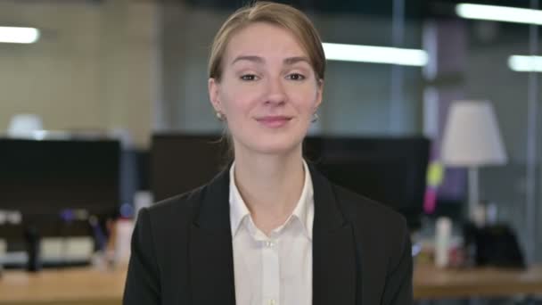 Retrato de una hermosa joven empresaria apuntando a la cámara — Vídeos de Stock