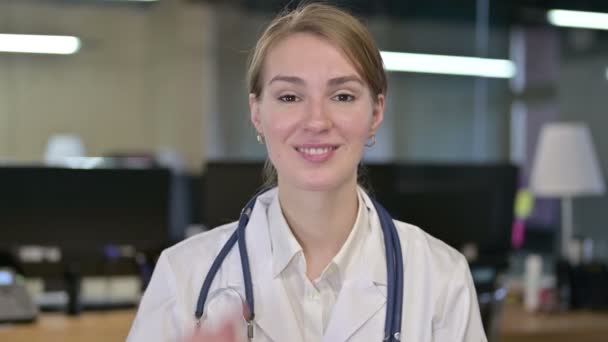 Porträtt av Ambitiös ung kvinnlig läkare gör tummen upp — Stockvideo