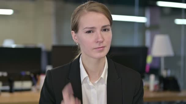Portrét zklamané mladé podnikatelky s pocitem hněvu — Stock video