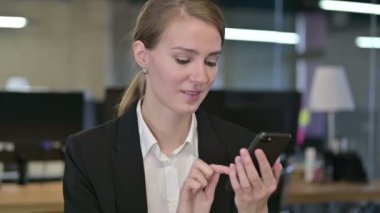 Smartphone 'da Başarıyı Kutlayan Genç İş kadınının Portresi