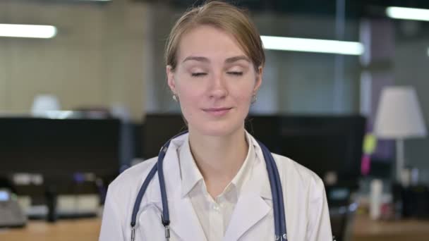 Porträtt av glad ung kvinnlig läkare gör Kalla mig underteckna — Stockvideo