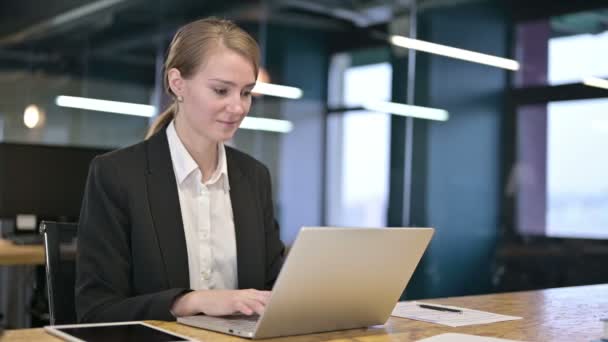 Playful Young Businesswoman Winking at the Camera — Stock Video