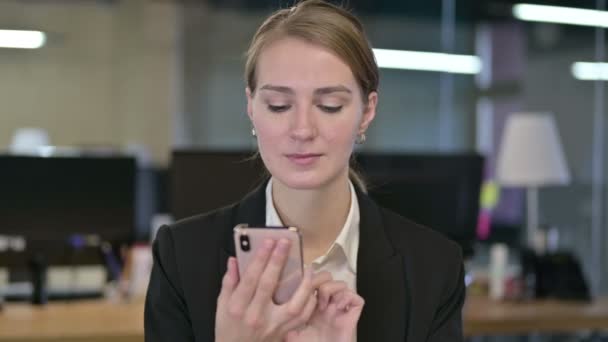 Πορτρέτο της ελκυστική νεαρή επιχειρηματίας χρησιμοποιώντας Smartphone — Αρχείο Βίντεο