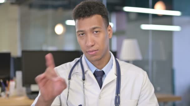 Retrato do jovem médico dizendo não com sinal de dedo — Vídeo de Stock