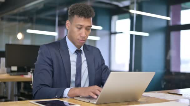 Atractivo joven empresario diciendo no por dedo en la oficina — Vídeos de Stock