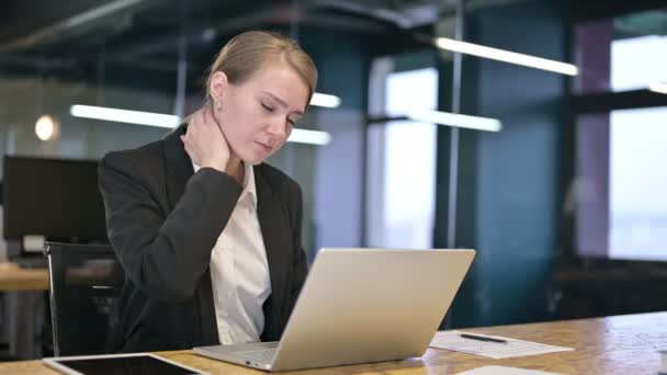 Hardworking joven mujer de negocios teniendo dolor de cuello en la oficina — Vídeos de Stock