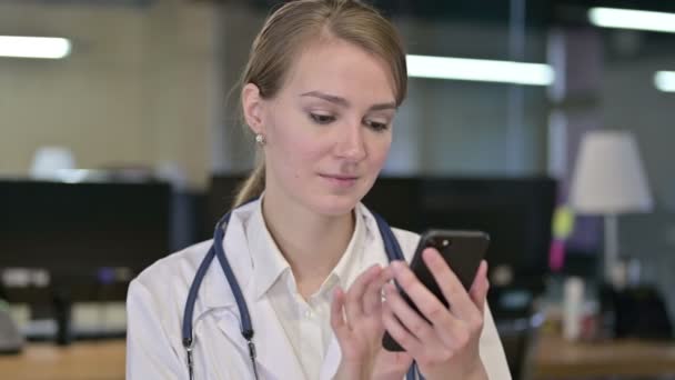 Портрет молодой женщины-врача с помощью смартфона — стоковое видео