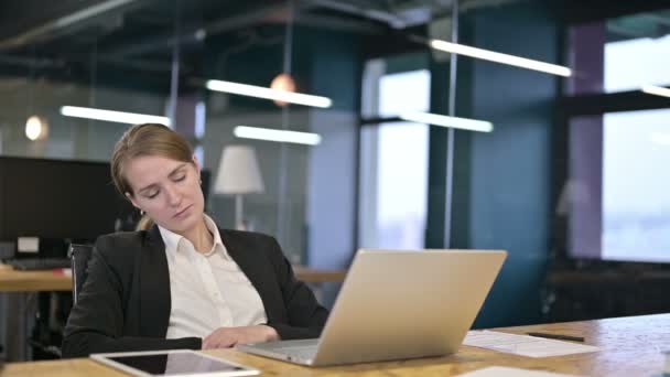 Jovem empresária adormecida tomando sesta no escritório moderno — Vídeo de Stock