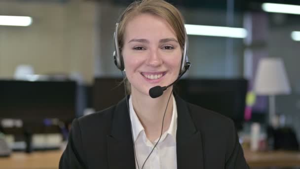 Retrato de Jovem Empresária Alegre vestindo Telefones Cabeça — Vídeo de Stock