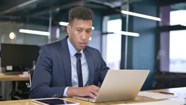 Zieke jonge zakenman werken op laptop en hoesten — Stockvideo