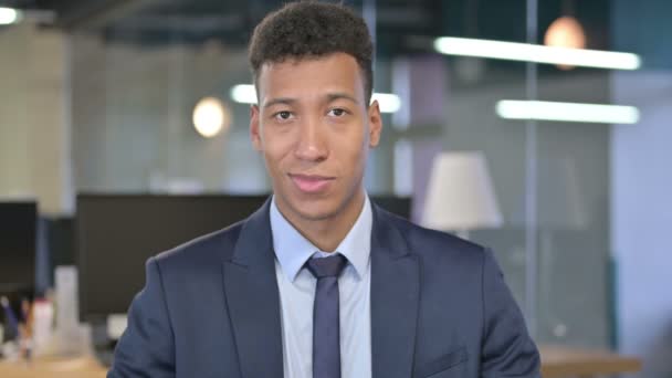 Mosolygó fiatal üzletember néz a kamerába portréja — Stock videók