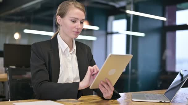 Hardworking Young Businesswoman using Tablet in Modern Office — Stock Video