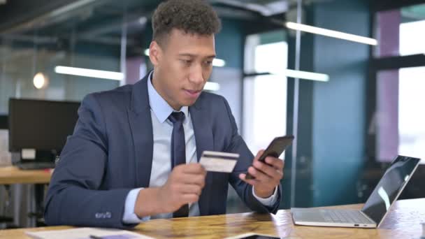 Jovem empresário comemorando o sucesso no smartphone — Vídeo de Stock