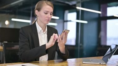 Ofiste Akıllı Telefon Odaklanan Genç İş Kadını