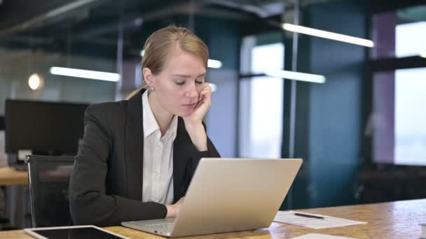 Joven empresaria cansada tomando siesta en la oficina moderna — Vídeos de Stock