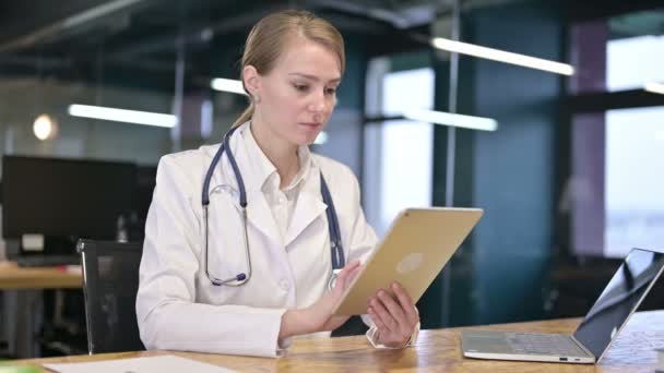 Hardworking giovane medico femminile utilizzando Tablet in ufficio — Video Stock