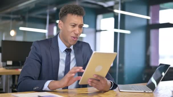 Jungunternehmer feiert Erfolg mit Tablet im Büro — Stockvideo