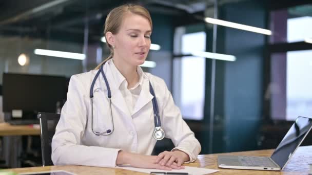 Jeune femme médecin sérieuse faisant des consultations avec le client — Video