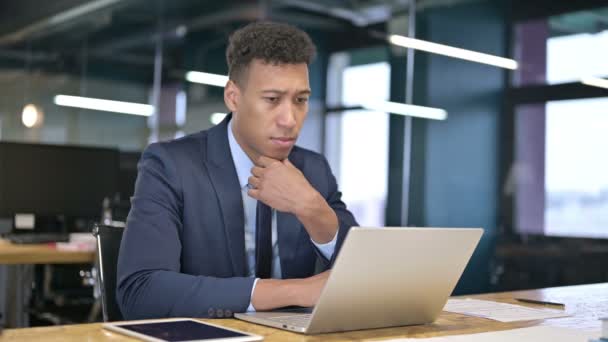 Mladý podnikatel přemýšlí a pracuje na notebooku — Stock video