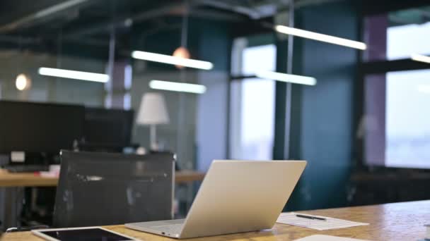 Junge Geschäftsfrau kommt und sitzt im modernen Büro — Stockvideo