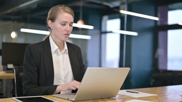 Уставшая молодая предпринимательница, испытывающая головную боль в офисе — стоковое видео