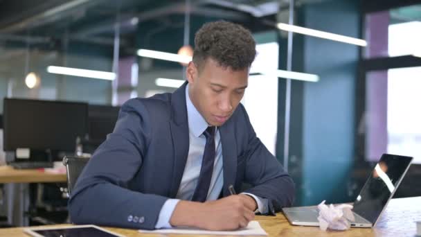 Joven Empresario decepcionado tratando de escribir en papel — Vídeos de Stock