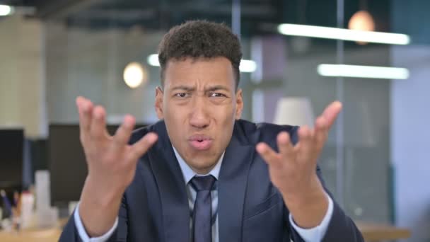 Porträtt av chockad ung affärsman som reagerar på misslyckande — Stockvideo