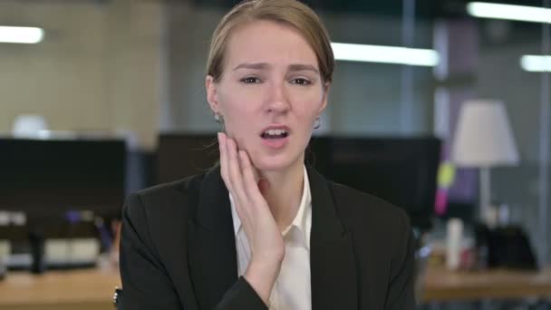 Porträtt av Ung Ohälsosam Affärskvinna med Tandvärk — Stockvideo