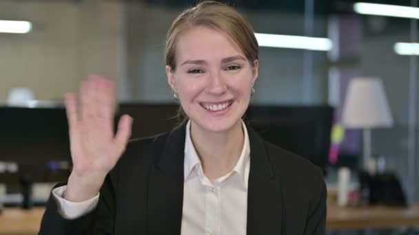 Portré gyönyörű fiatal üzletasszony csinál video Chat — Stock videók