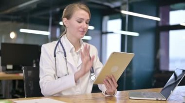 Ofisteki Tablet 'te Video Sohbeti yapan Genç Kadın Doktor