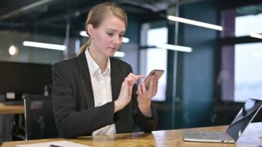 Çalışkan genç iş kadını Smartphone 'da Hata Yapıyor 