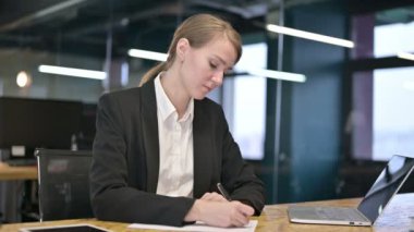 Modern Ofisteki Kağıt Üzerine Odaklanan Genç İşkadını