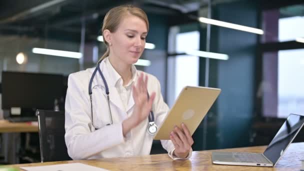 Fiatal nő orvos csinál video Chat a Tablet az irodában — Stock videók