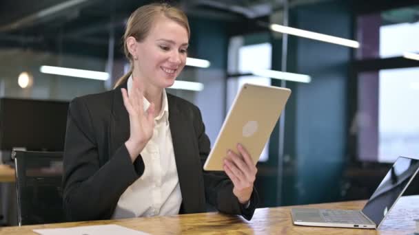 Young Businesswoman doing Video Chat on Tablet in Office — Stock video