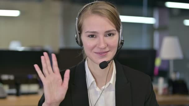 Porträt einer jungen Geschäftsfrau Video-Chat mit Kopfhörern — Stockvideo