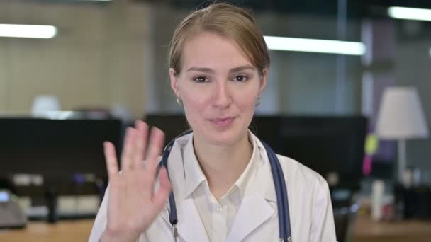 Portrait d'une belle jeune femme médecin faisant du chat vidéo — Video