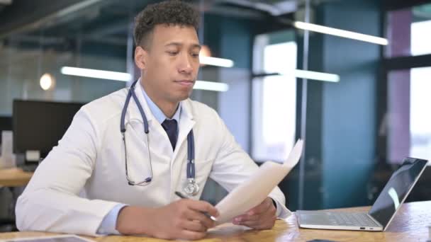 Ernsthafte junge männliche Arzt bei der Beratung mit dem Kunden — Stockvideo