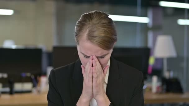 Retrato de la joven empresaria alegre haciendo OK Sign — Vídeos de Stock