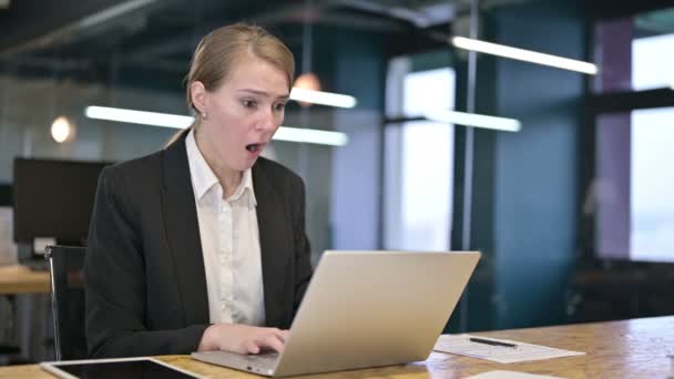 Trabajadora joven empresaria reaccionando al fracaso en el ordenador portátil — Vídeos de Stock