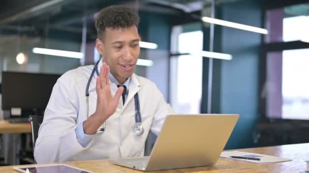 Médico jovem Pensando e trabalhando no laptop no escritório — Vídeo de Stock