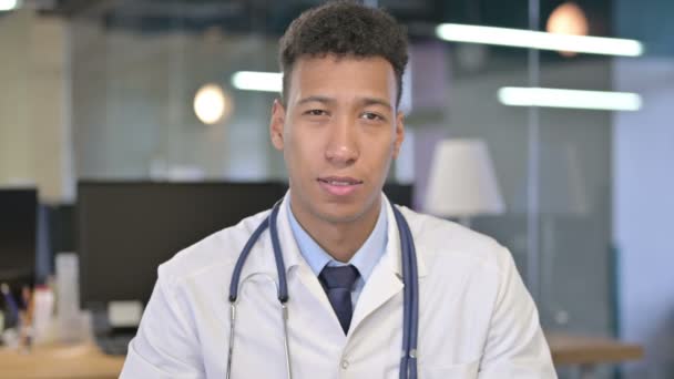 Retrato de alegre jovem médico fazendo vídeo chat no escritório — Vídeo de Stock