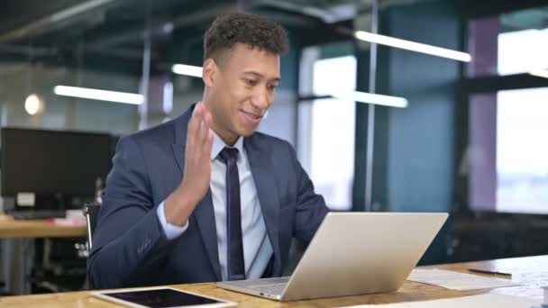 Joven empresario alegre haciendo Video Chat en el ordenador portátil — Vídeos de Stock