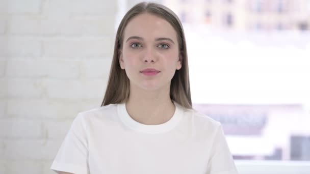 Portré vidám fiatal nő ünnepli siker — Stock videók
