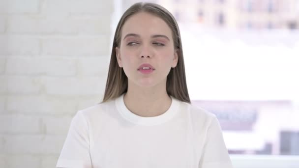 Retrato de mujer joven decepcionada enojándose — Vídeo de stock