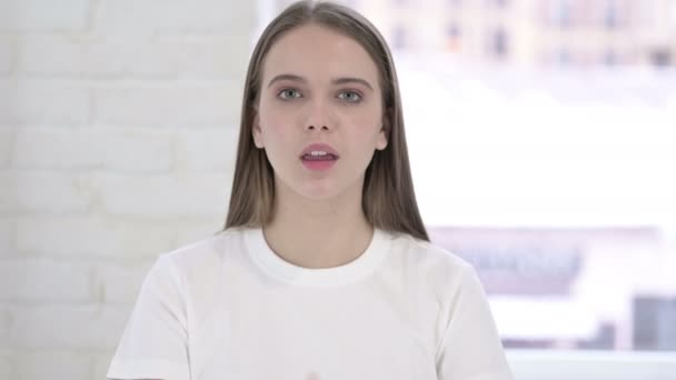 Портрет красивої молодої жінки накладає палець на губи — стокове відео