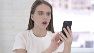 Sad Young Woman 'ın Smartphone' da Kayboluşunun Portresi